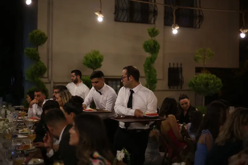 Akşam davetinde servis ekibi
