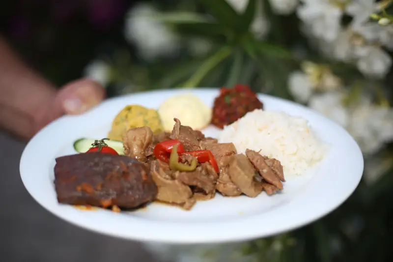 Tabakta sunulan ana yemek