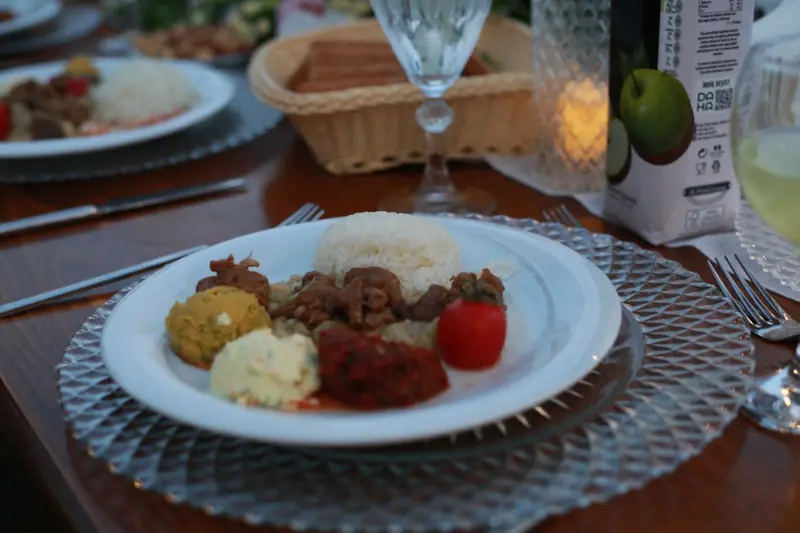Servis tabağında yemek sunumu