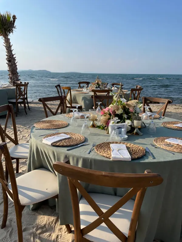 Deniz manzaralı yuvarlak davet masaları
