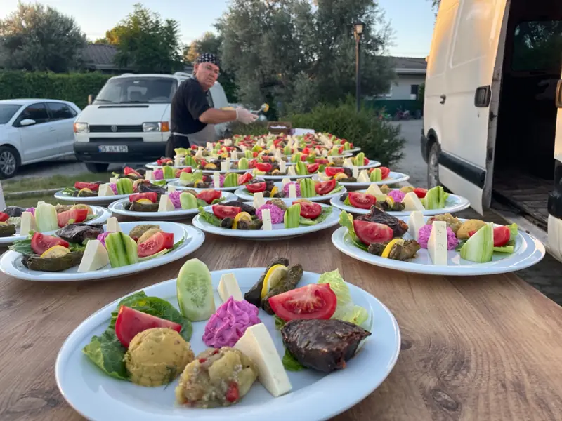 Servise hazır meze tabakları