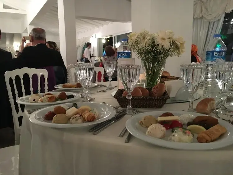 Kahvaltı ve ekmek sunulan masa