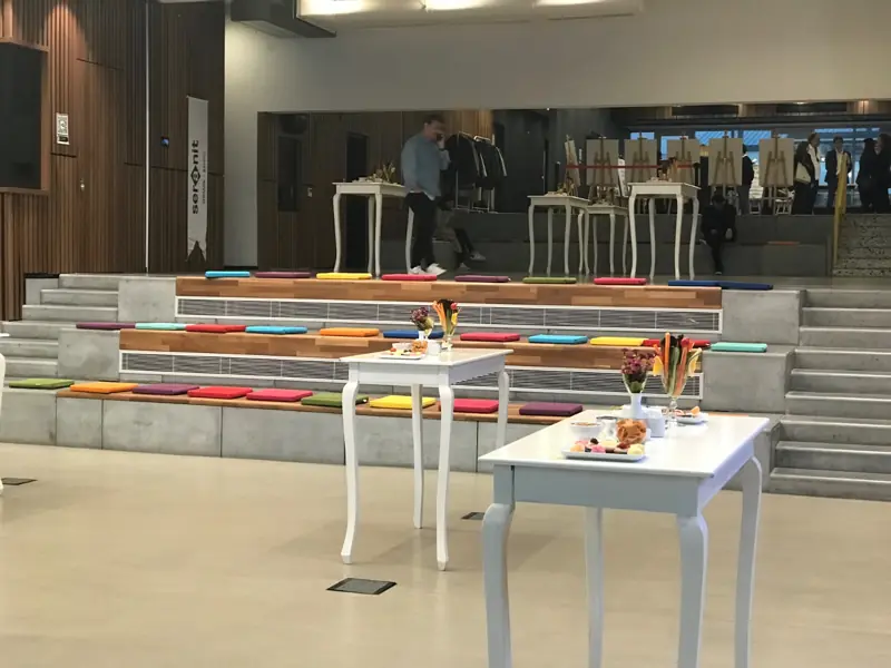 Salonda kurulmuş beyaz masalar