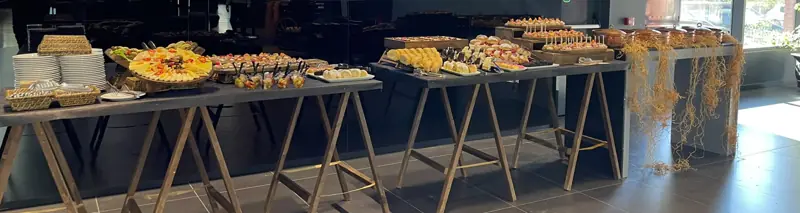 Showroomda açık büfe masaları